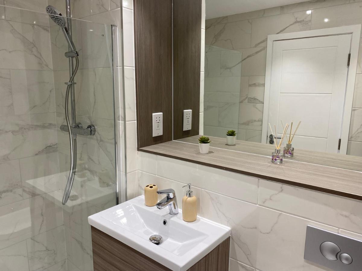 Central Location, Parking, Wi-Fi, Modern Apartment 米尔顿凯恩斯 外观 照片