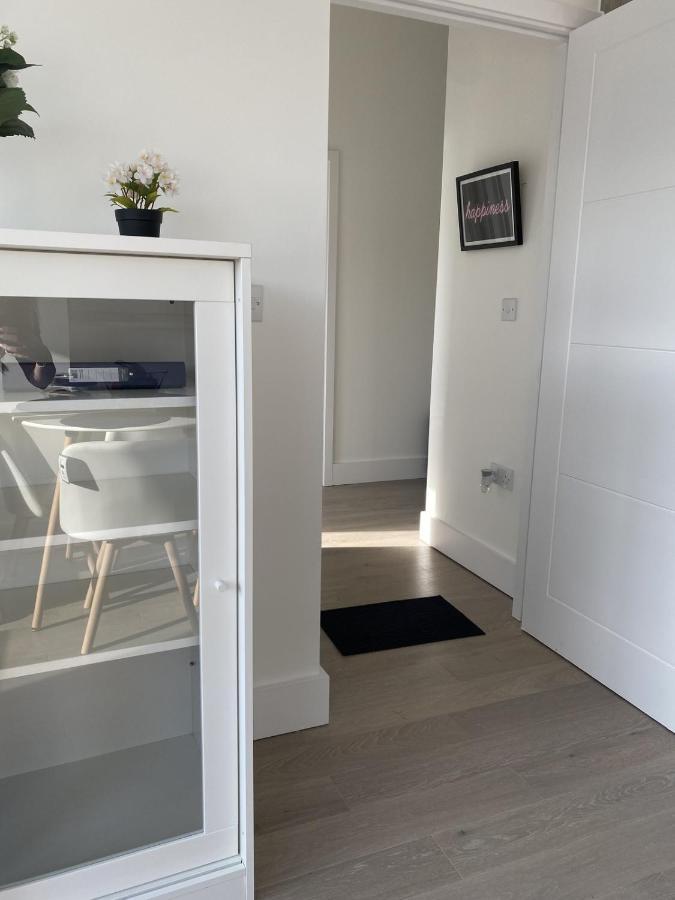 Central Location, Parking, Wi-Fi, Modern Apartment 米尔顿凯恩斯 外观 照片