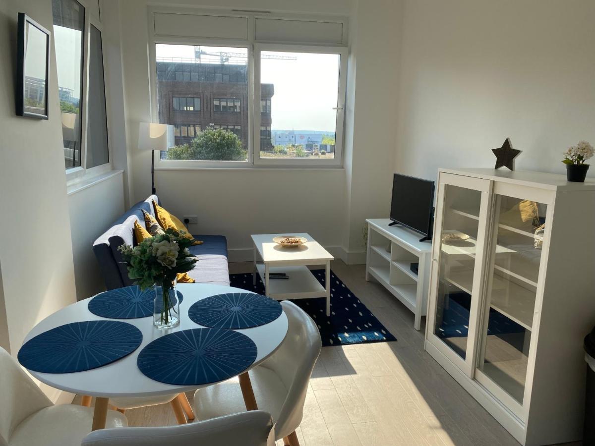 Central Location, Parking, Wi-Fi, Modern Apartment 米尔顿凯恩斯 外观 照片