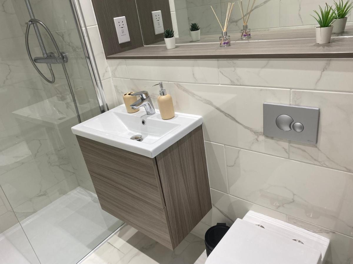 Central Location, Parking, Wi-Fi, Modern Apartment 米尔顿凯恩斯 外观 照片