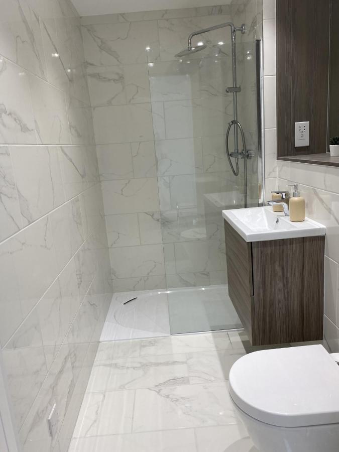 Central Location, Parking, Wi-Fi, Modern Apartment 米尔顿凯恩斯 外观 照片